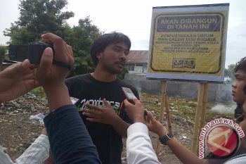 Pemuda Ini Nekad Bangun Perpustakaan di Tanah Sengketa 