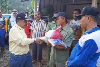 Pemkab Salurkan Minyak Tanah Kepada Korban Banjir