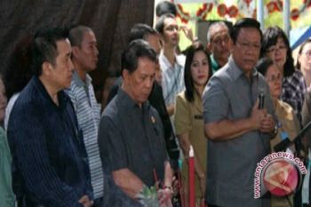 Menkokesra dan gubernur melayat korban tanah longsor
