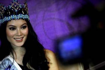 KUNJUNGAN MISS WORLD 2012