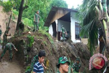 Korban longsor dikuburkan di TPU Teling