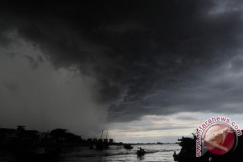Hujan deras mengakibatkan Kali Entrop Jayapura meluap