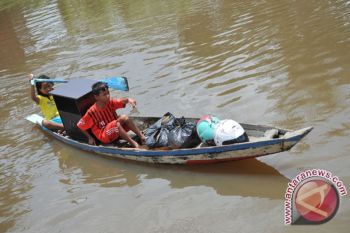 Warga Muratara gunakan perahu transportasi selama banjir