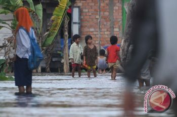 Warga ngungsi akibat rumah tergenang air