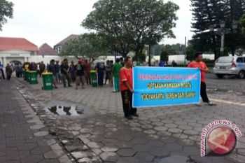 Warga Yogyakarta gelar aksi pungut sampah 