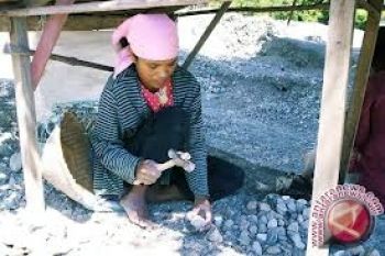 Menghidupi Keluarga Dari Batu