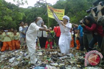 Warga Singosaren tutup tempat pembuangan sampah liar 
