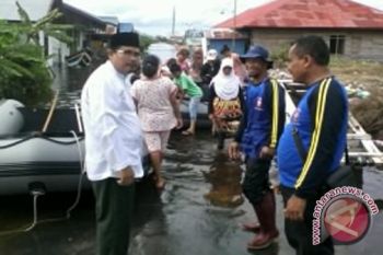Maryono Berikan Bantuan Para Korban Banjir.