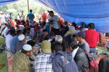 Tim Ekspedisi Disuguhi Makan Siang Beralasan Daun Pisang