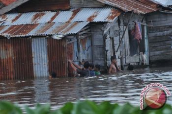 Warga PALI korban banjir terima bantuan