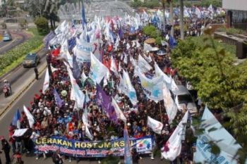 10.000 Buruh Demo Tolak Penangguhan Upah