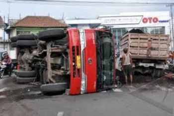 Dua Tronton Muatan Kayu Terguling di Sidomulyo
