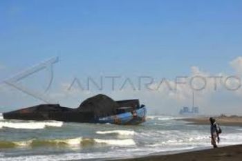 Tongkang Terdampar di Pantai Balong Belum Dievakuasi