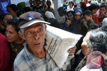 Warga Terima Raskin Tahap Pertama