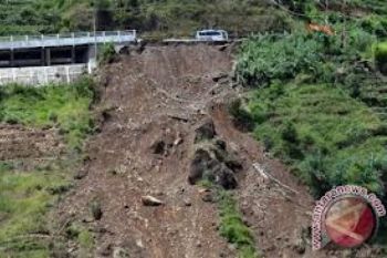 Evakuasi Korban Longsor Perbukitan Gunung Slamet Sulit Dilakukan