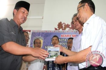 Riban Berikan Cinderamata