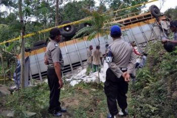 Truk Beras Masuk Jurang, Dua Orang Tewas