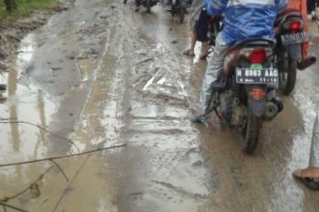 Lumpur di Jalan Sigar Bencah Bahayakan Pengendara