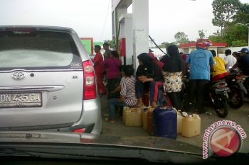 Berebut BBM Dengan Pembeli Jeriken Di SPBU Morowali 