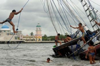 PERAHU PHINISI KARAM