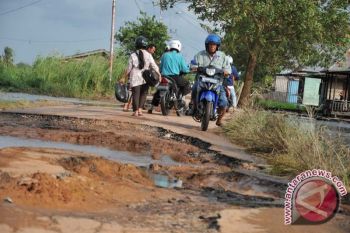 Jalan lintas Kotabumi - Bukit Kemuning Lampung rusak parah
