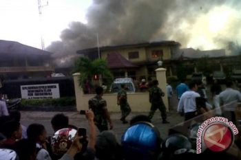 Polres OKU Sumsel Dibakar
