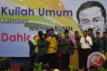 Ribuan Mahasiswa Ikuti Kuliah Dahlan Iskan