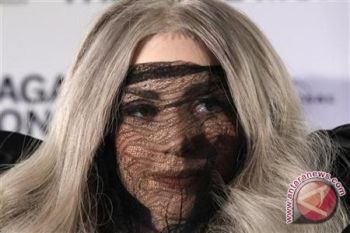 Lady Gaga Pesan gaun Pengantin Warna Hitam