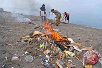 DKP Ingin Naikkan Gaji Pengangkut Sampah 