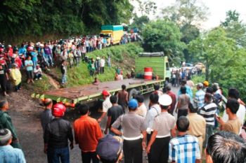 Polres Agam Tilang Truk Tronton Kandas di Kelok 44