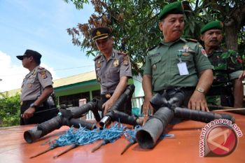 Warga Palu Serahkan Senjata Digunakan Saat Bentrok 