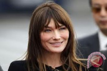  Carla Bruni kembali ke catwalk