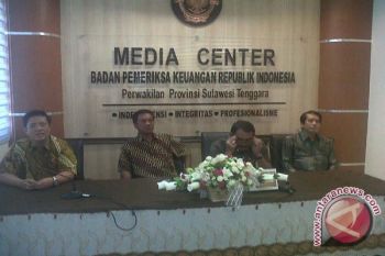 Pemkot Kendari Serahkan LKPD 2012 Kepada BPK