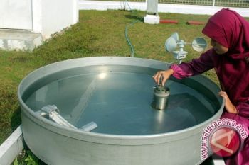  Sebagian transmigran Kutai Timur minum air hujan