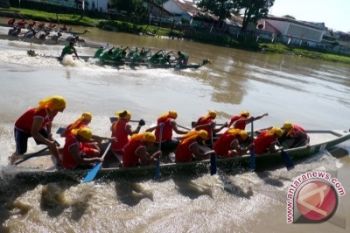 TNI/Polri-masyarakat berlomba dorong perahu