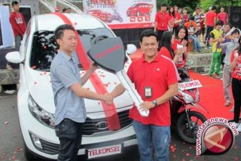 Telkomsel berikan hadiah mobil pemenang program belanja untung