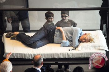 Tilda Swinton gelar aksi tidur di dalam peti kaca