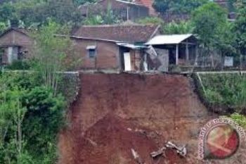 Puluhan Rumah di Batang Terancam Longsor