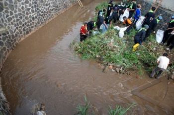 Siswa SMP Bersihkan Sungai