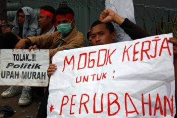 Ratusan Buruh Pabrik Pengolahan Kayu Mogok