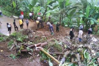 Akses Mertogondo-Karangsambung Dibuka dari Longsoran Tanah