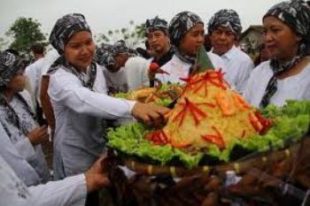Warga Siapkan 100 Tumpeng 'Sedekah Ringin Kembar'