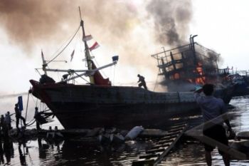 KAPAL TERBAKAR