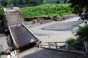 JEMBATAN AMBRUK