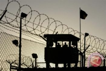 Separuh Tahanan Guantanamo Mogok Makan