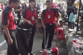 Relawan Alfamart Peduli Klaten Bersih