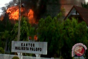 Kantor Pemkot Palopo Dibakar Massa Calon Walikota