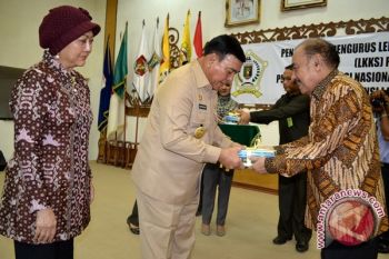 Gubernur Lampung Kukuhkan Pengurus LKKS 2013-2018
