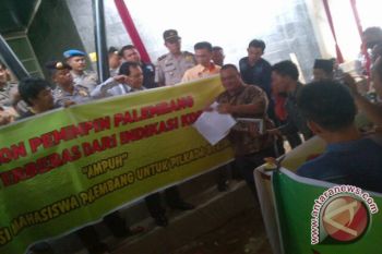 Pengunjukrasa desak KPU Palembang netral 