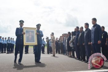  Vicky-Ai ikut Jemput jenazah mantan gubernur Sulut